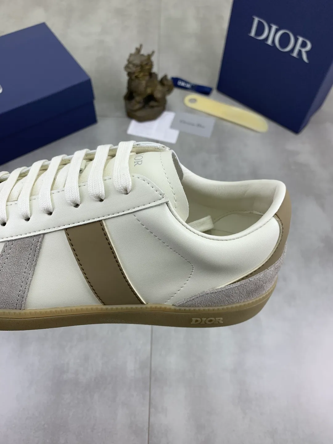 Men's shoes 💰P360 New Dior B01 moral training shoes, white first-layer cowhide, original molded outsole. New to the fall collection, this sneaker marks the return of a Dior classic, reinterpreted in a stylish and elegant silhouette. Crafted from white smooth first-grain cowhide with a tonal silk sheepskin lining, it features the Dior logo on the tongue and inner sides, and a CD icon on the heel. Paired with Tpu anti-slip soles of the same color, it can be matched with various styles to create a sophisticated look.  Code number: 38-44